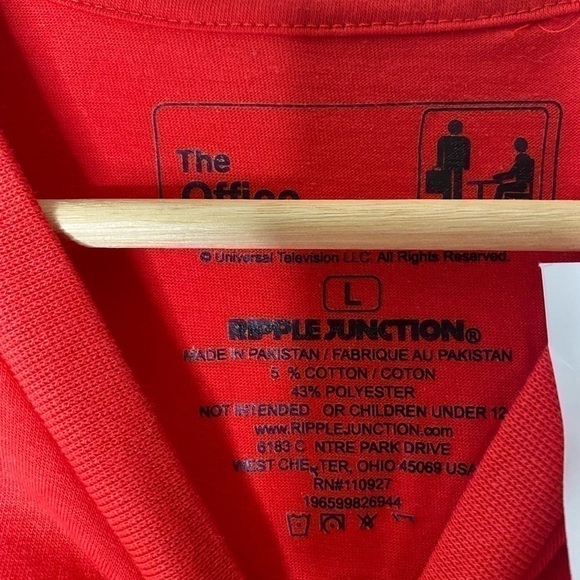 NWT The Office Christmas T-Shirt Mens Size L Michael Scott Dwight Red - Picture 3 of 4